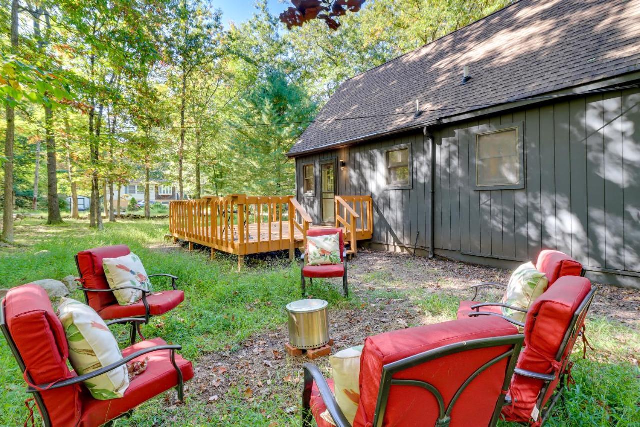Bright And Modern Poconos Community Beach! Holiday home Albrightsville
