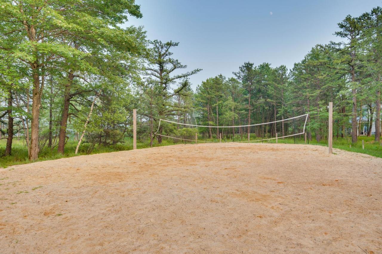 Bright And Modern Poconos Community Beach! Holiday home