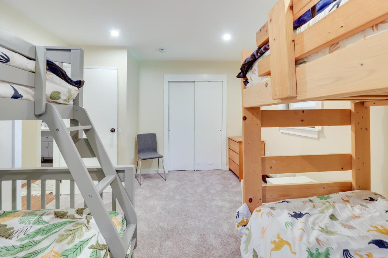 Bright And Modern Poconos Community Beach! Holiday home Albrightsville