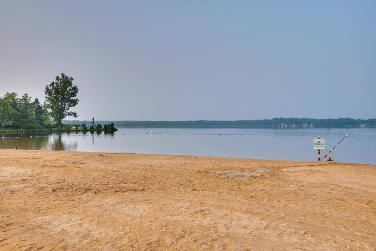 Bright And Modern Poconos Community Beach! Holiday home Albrightsville