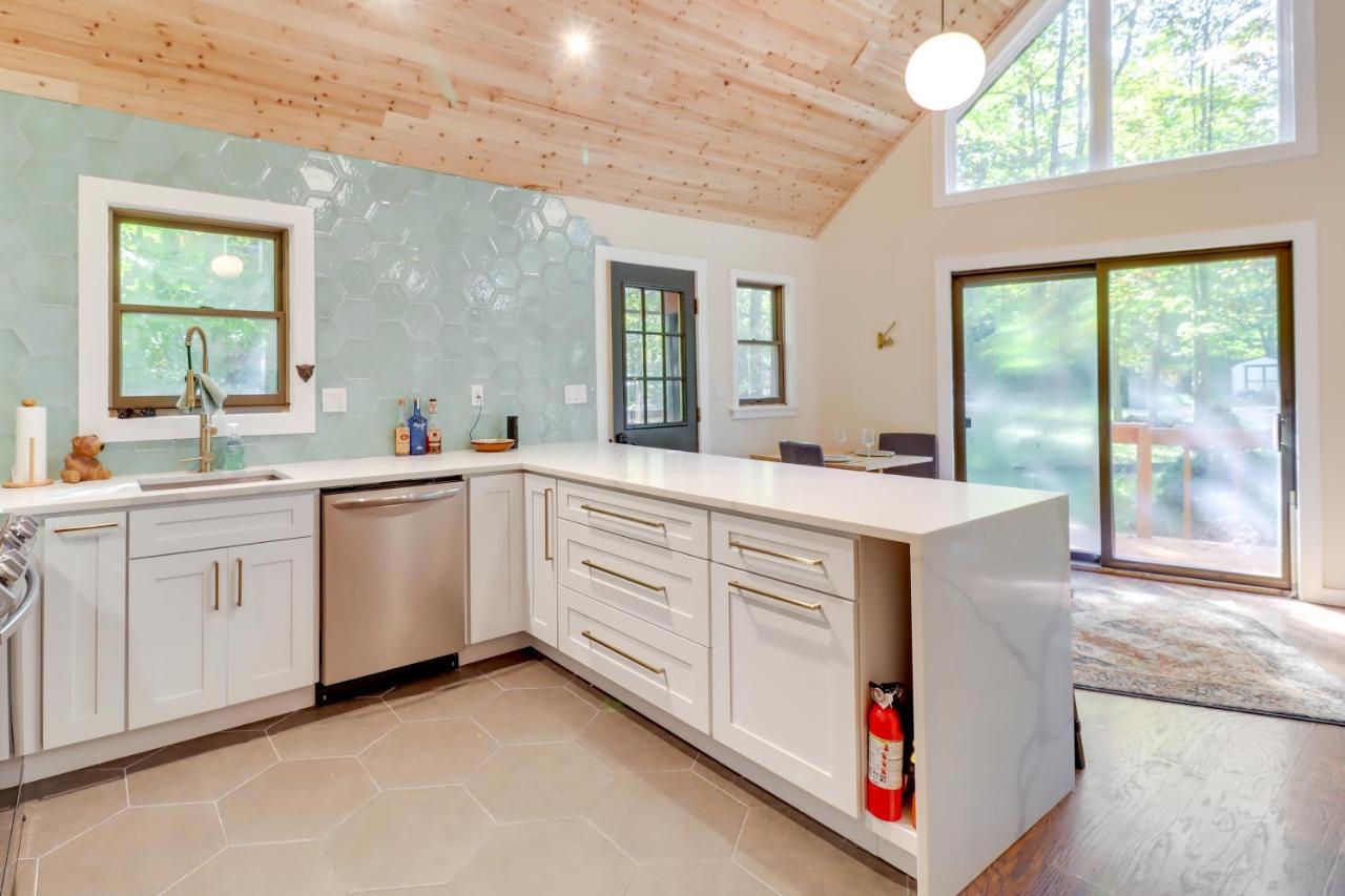 Holiday home Bright And Modern Poconos Community Beach!