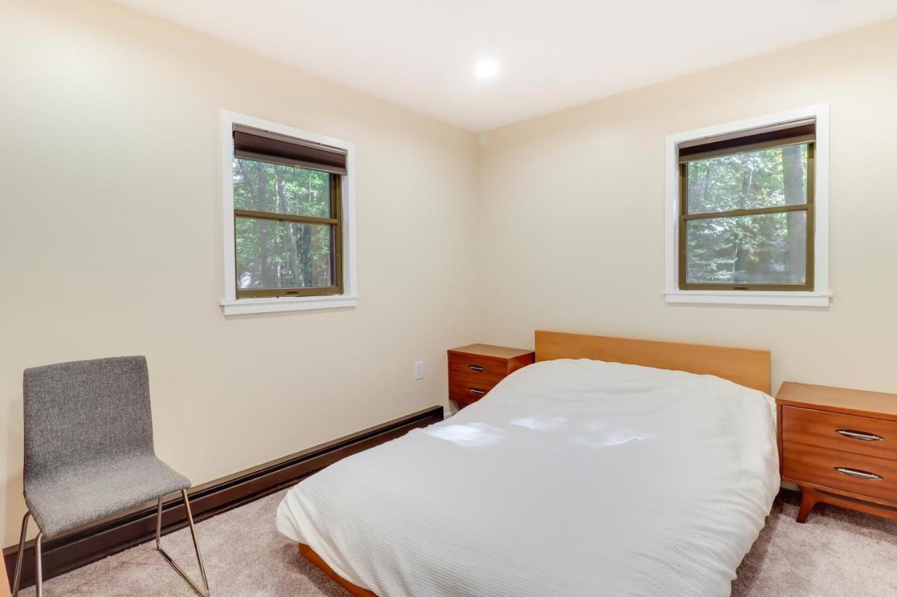 Bright And Modern Poconos Community Beach! Holiday home Albrightsville