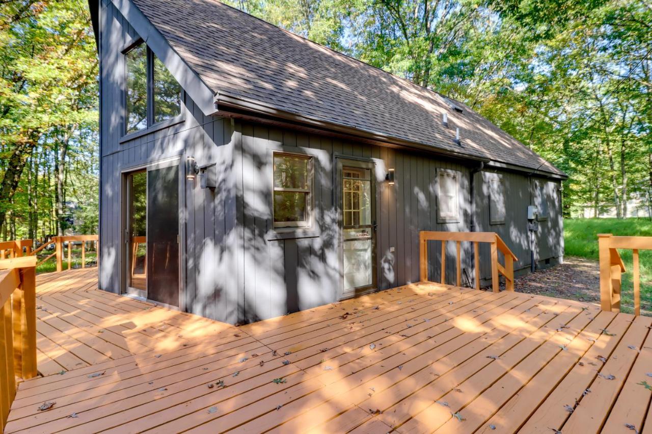 Bright And Modern Poconos Community Beach! Holiday home